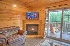 Cozy Lodge Fireplace Suite in Ohio's Amish Country - Image 5