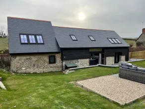 Stylish Barn Conversion - Image 2