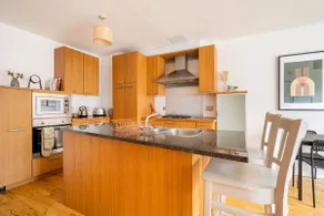 Luxury Belfast City Centre 2-Bedroom Apartments - Stay in the Historic Linen Quarter with Free Parking - Image 2