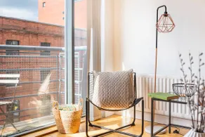 Luxury Belfast City Centre 2-Bedroom Apartments - Stay in the Historic Linen Quarter with Free Parking - Image 3