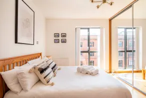 Luxury Belfast City Centre 2-Bedroom Apartments - Stay in the Historic Linen Quarter with Free Parking - Image 5