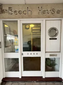 The Beach House, Driftwood, bespoke apartment with private parking - Image 5