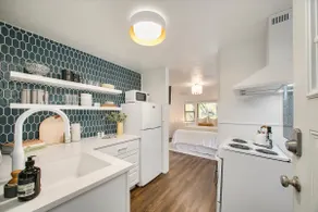Newly Remodeled-Romantic Downtown Studio w/Hot Tub - Image 2