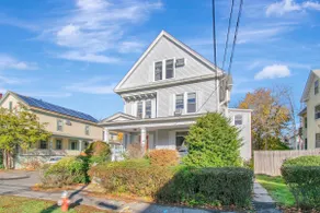 1880s skylit design apt w balcony, best location - Image 4