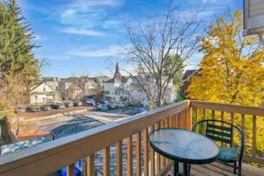 1880s skylit design apt w balcony, best location - Image 3