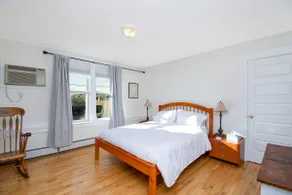 1880s skylit design apt w balcony, best location - Image 5