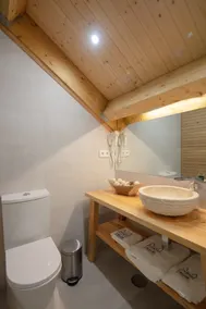 Deluxe 3-bedroom Rustic Design Apartment + Parking - Image 3