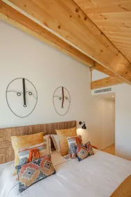 Deluxe 3-bedroom Rustic Design Apartment + Parking - Image 4