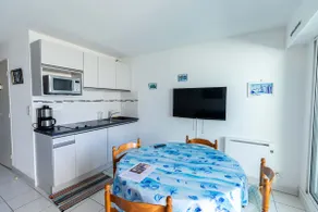 Beautiful apartment with terrace facing the sea - Image 3