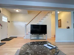 Modern Duplex City Ctr Apt 4 BRs 3 bths, 4-8 guest - Image 4