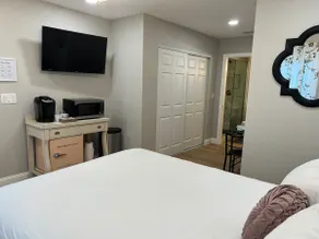 Clean & cozy private guest suite near beaches - Image 3