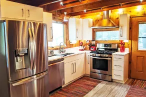 The Cardinal Cabin - Image 3
