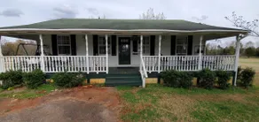 Cozy Farm Cottage Nestled in Rural Community - Image 2