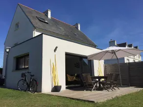 Walking distance to the beach, family home, quiet garden - Image 2