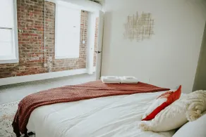 ★ Thompson Place: Premier Modern Downtown 2BR Loft - Image 4