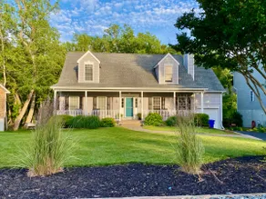 Spacious Home with Deck - Image 2