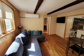 Jericho Basecamp - Mountain Views 3BR & Fast Wi‑Fi - Image 2