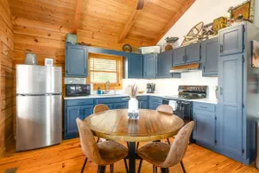 \"Gray Wolf\" Newly Renovated Cabin w/ Sauna! - Image 2