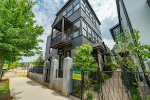 3 Story 2BR-2.5BA Townhouse w/Terrace/pool Downtown ATL - Image 2