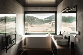 The Picker's Hut - Luxury Farm Stay - Image 3