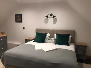 Listed One bedroom thatched cottage with garden - Image 3