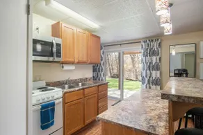 Private Suite with Nature Views-Full Washer/Dryer - Image 2