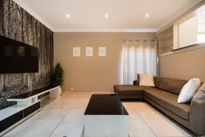 Upmarket Villa with pool & lush garden - Image 2