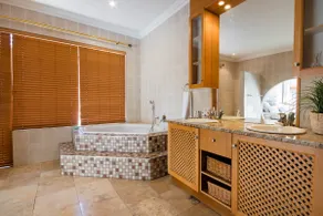 Upmarket Villa with pool & lush garden - Image 4