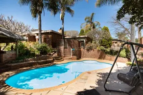 Upmarket Villa with pool & lush garden - Image 5