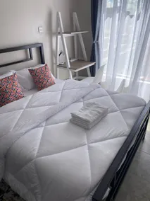 Amazing Cosy Studio Near Airport with Rooftop View - Image 3