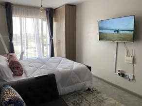 Amazing Cosy Studio Near Airport with Rooftop View - Image 4