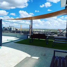 Amazing Cosy Studio Near Airport with Rooftop View - Image 5