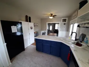 Downtown Retreat with large privacy fenced yard - Image 4