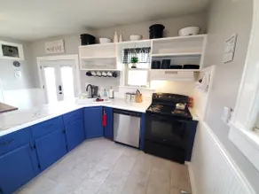 Downtown Retreat with large privacy fenced yard - Image 3