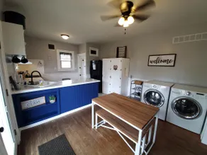 Downtown Retreat with large privacy fenced yard - Image 2