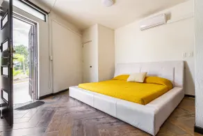 Modern loft with south-facing air conditioning - Image 5