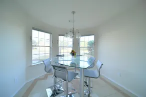 Open and Spacious 2100sf, W/20Kw Backup Generator - Image 4