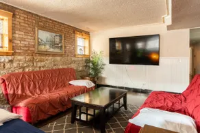 Inspiring Grotto Sleeps 10-20 Free TV & Parking - Image 2