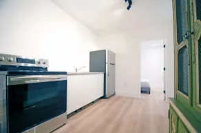 Chic apartment beside canal and near beach - Image 5