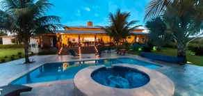 Stunning Yellow House, Large Green Area. - Image 3