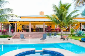 Stunning Yellow House, Large Green Area. - Image 5
