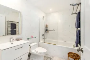 Hamptons escape: 5 mins from beach, saltwater pool - Image 5