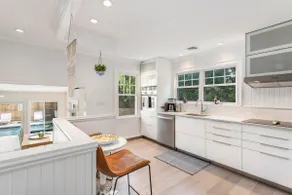 Hamptons escape: 5 mins from beach, saltwater pool - Image 3