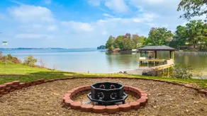 Serene Lakeside Getaway - Image 3