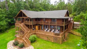 Serene Lakeside Getaway - Image 2