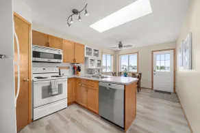 Adorable 3 bed/2 bath guest house with patio/yard - Image 2