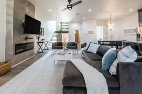 Luxury IN THE MIDDLE OF Bishop Arts! - Image 2