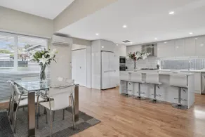 AIRCON's Lux 4 BEDROOM's Lake CBD Gym PUB WiFi - Image 2
