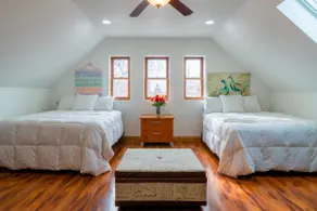 Full 2-Floor Apt in Chgo, 9 Bed + Private Parking - Image 3