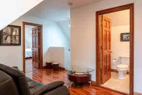 Full 2-Floor Apt in Chgo, 9 Bed + Private Parking - Image 5